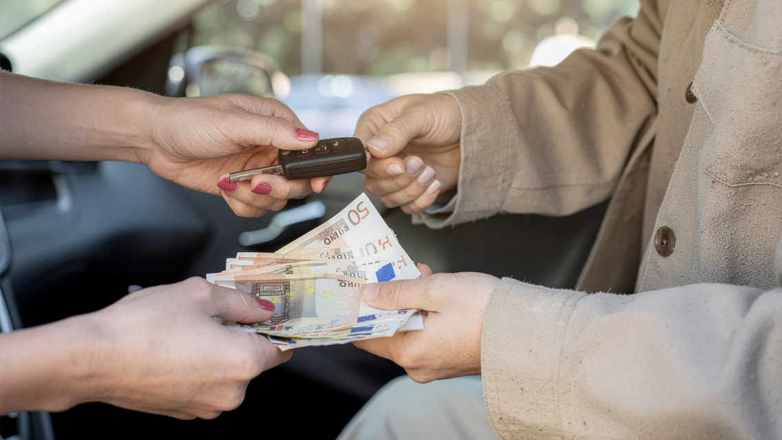 Fahrzeugankauf bei Grauer Mobile – Schlüsselübergabe und Barzahlung beim Autoverkauf Reutlingen