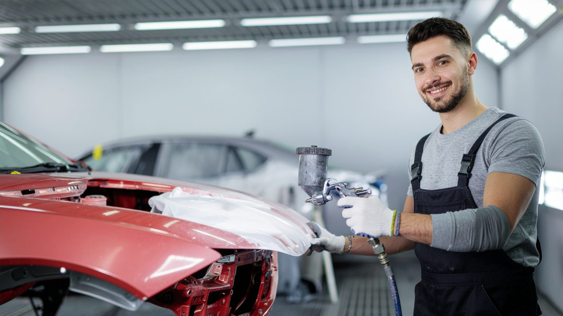 Professionelle Fahrzeugaufbereitung und Smart Repair zur Beseitigung von Kratzern, Dellen und kleinen Lackschäden