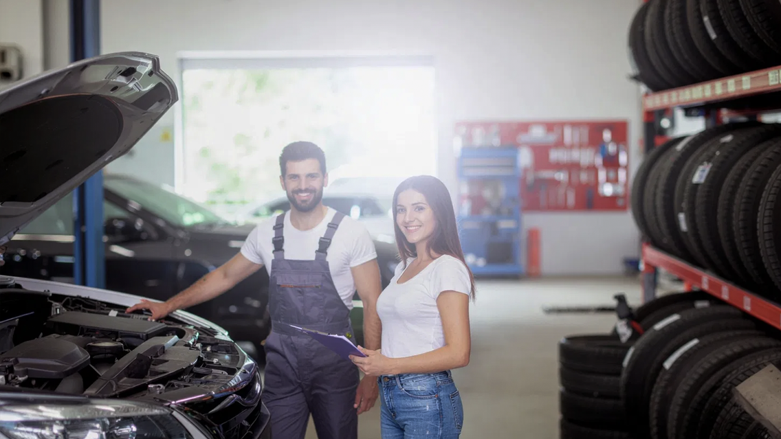Werkstatt und Reifenservice bei Grauer Mobile Reutlingen – Mechaniker und Kundin bei der Fahrzeuginspektion