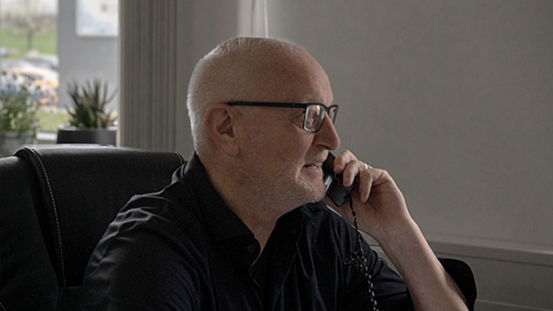 Volker Grauer im Beratungsgespräch bei Grauer Mobile
