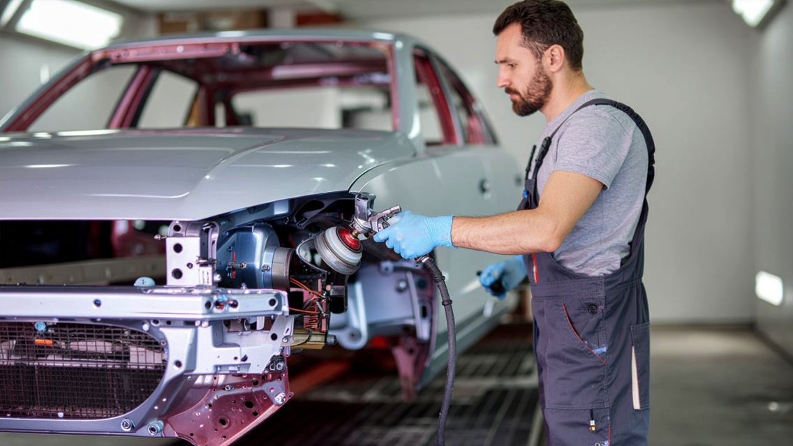 Professioneller Werkstattservice mit Karosseriebau, Wartung, Reparatur und Unfallinstandsetzung